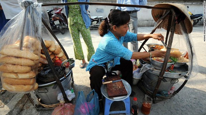 Tại thành phố Hồ Chí Minh, được ngồi trên những chiếc ghế nhựa ven đường trước một bát phở bốc hơi và ngắm người qua lại đông đúc là một trải nghiệm tuyệt vời với du khách. Ngoài phở, bánh mì cũng là một món ăn đường phố được bày bán khắp nơi với nhân bánh đủ vị từ pate, xúc xích đến thịt lợn.