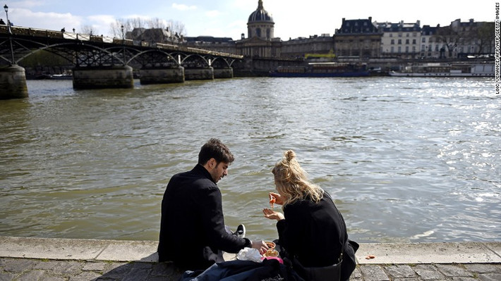 Ăn uống ở thủ đô Paris, Pháp thực sự là một trải nghiệm. vào những ngày lạnh, không gì làm du khách cảm thấy ấm lòng hơn hạt dẻ nóng bên đường. Ngoài ra còn có bánh crape bên ngoài giòn tan, bên trong lại mềm làm bằng thịt lợn và trứng có thể ăn vào bất kỳ thời điểm nào trong ngày.