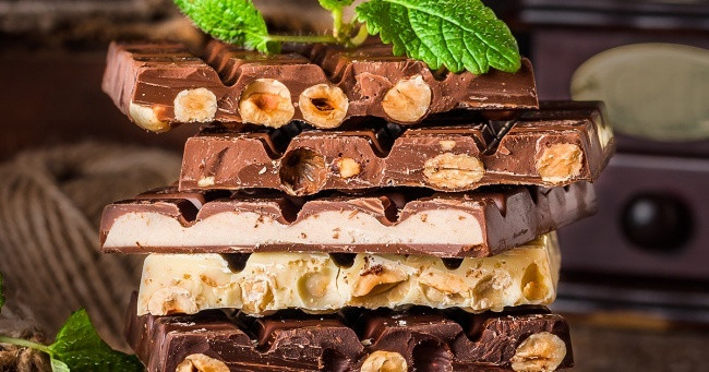 Nếu ăn một miếng socola nhỏ trước bữa ăn, lượng glucose trong máu sẽ tăng lên khiến bạn không thể ăn quá nhiều dù đang đói.