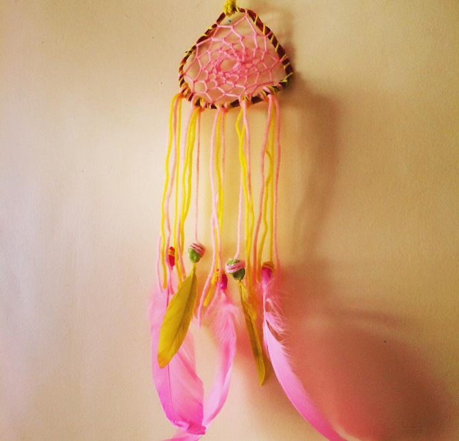 Dream catcher làm từ dây rốn kết lông màu hồng cho bé gái.