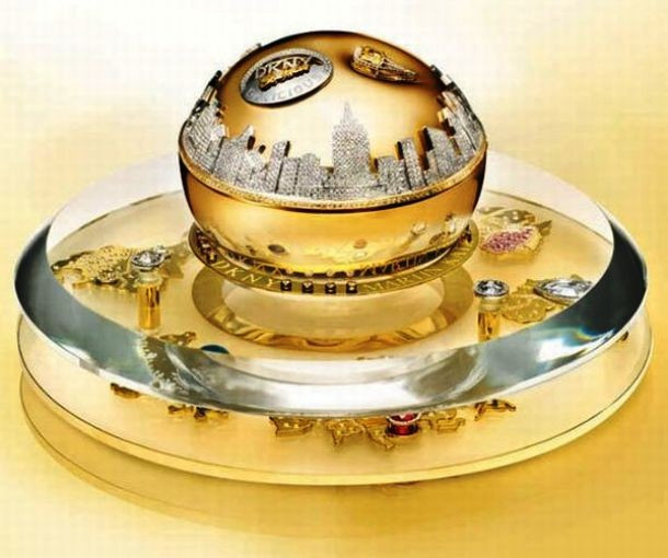Nước hoa thì không rẻ, nhưng chai DKNY Golden Delicious Million Dollar này có giá chẵn 1 triệu USD với vỏ chai gắn 3.000 viên đá quý kết thành hình thành phố New York.