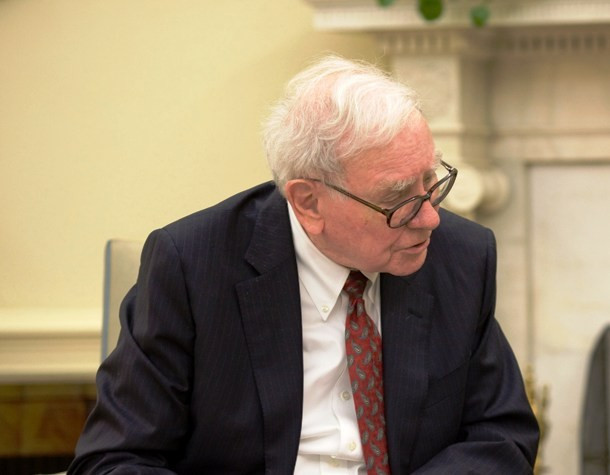 Bữa trưa với tỷ phú Warren Buffet được đấu giá đều đặn hàng năm trên trang ebay để gây quỹ từ thiện. Tại phiên đấu giá cuối cùng năm 2010, một người giấu mặt đã chi tới 2,6 triệu USD cho bữa trưa với nhân vật nổi tiếng này.