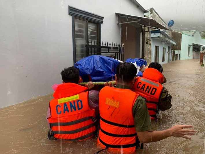 Lực lượng chức năng gần 1.000 người là cán bộ, công an, bộ đội, dân quân tự vệ ra đường để giúp người dân phòng, chống ngập lụt.