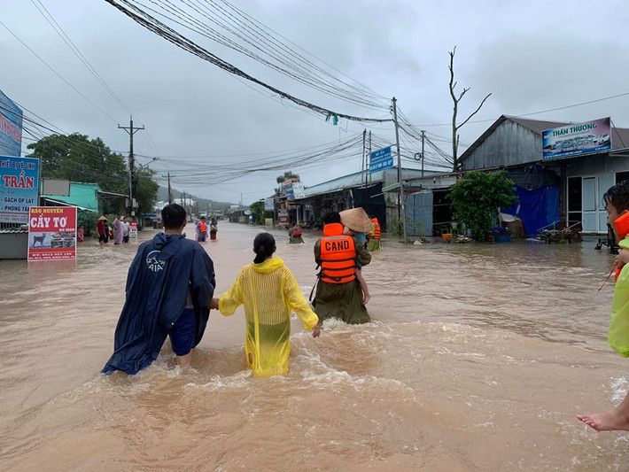 Huyện đảo du lịch nổi tiếng thế giới này những ngày qua hứng nhiều trận mưa to kéo dài. Lượng mưa do Trung tâm khí tượng thủy văn Kiên Giang đo được trong 4 ngày từ 2/8 đến 5/8 là 501,2 mm, mức kỷ lục diễn ra trong thời gian ngắn; gây ngập sâu nhiều nơi ở huyện đảo.