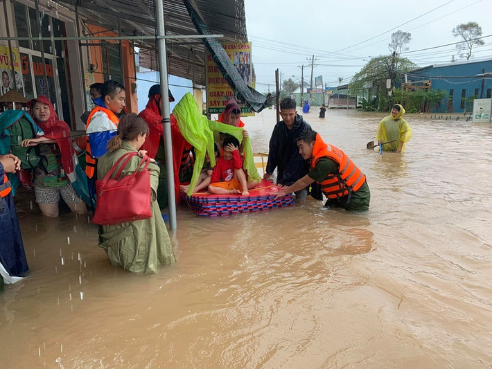 Ông Phan Quốc Thới - Chủ tịch UBND thị trấn An Thới cho biết địa phương cũng bị ngập cục bộ. Hải quân và cảnh sát biển đang giúp người dân dọn dẹp nhà cửa, di chuyển tài sản đến nơi khô ráo.