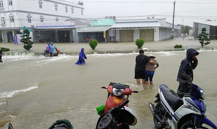 Mưa kéo dài liên tục suốt 20 giờ ở Phú Quốc khiến phần trũng nhất của đảo là thị trấn Dương Đông bị ngập sâu.