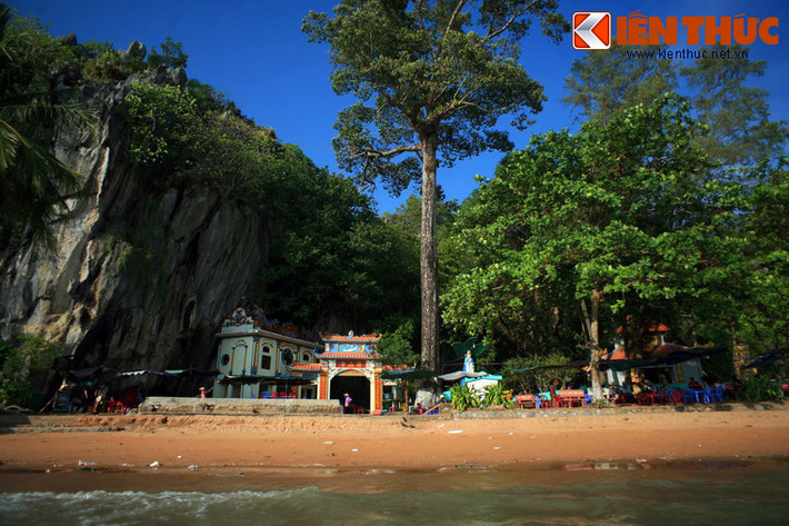1. Nằm trong khu thắng cảnh Hòn Chông (huyện Kiên Lương, tỉnh Kiên Giang), chùa Hang Hòn Chông là ngôi cổ tự nổi tiếng ở địa đầu phương Nam của đất nước. Chùa cổ có tên chữ Hải Sơn Tự, nằm ở chân núi đá Hải Sơn, sát biển Bãi Dương với bãi cát mịn trải dài.