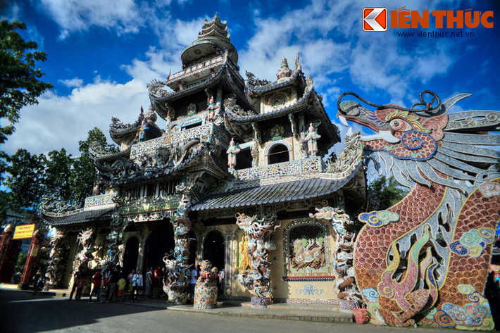 Công trình trung tâm của chùa Linh Phước là tòa chánh điện dài 33 m, rộng 12 m, kiến trúc khá cầu kỳ.