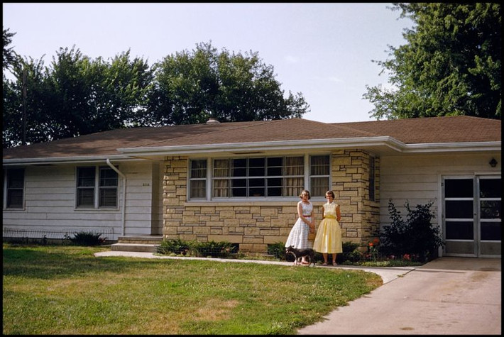 Những người phụ nữ và chú chó trước biệt thự của mình ở thành phố Curtis, Nebraska, tháng 7/1954. Ảnh: Bousquairol's Gallery.