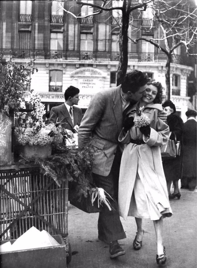 Nụ hôn trước quầy hàng hoa, Paris năm 1950. Ảnh: Robert Doisneau.