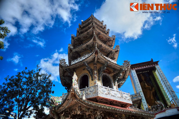 Với nét kiến trúc "không đụng hàng" cùng cảnh quan thơ mộng xung quanh, từ nhiều năm này chùa Linh Phước đã trở thành điểm đến không thể bỏ qua của du khách ở xứ sỡ ngàn hoa Đà Lạt.
