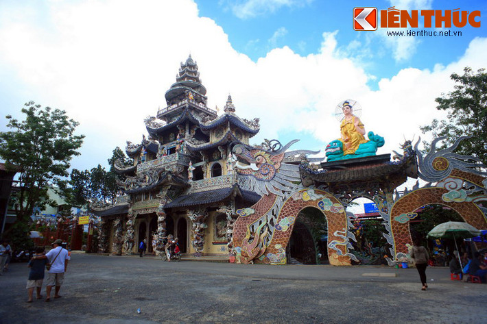 Chùa Linh Phước tọa lạc tại số 120 Tự Phước, khu Trại Mát, cách trung tâm thành phố Đà Lạt 8 km, trên quốc lộ 20. Chùa còn được gọi là Chùa Ve Chai vì trong sân chùa có con rồng dài 49 m được làm bằng 12.000 vỏ chai lọ.