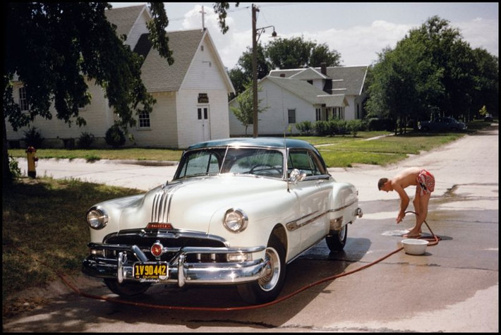 Một người đàn ông rửa chiếc xe Pontiac Catalina của mình ở Florida năm 1953. Ảnh: Bousquairol's Gallery.