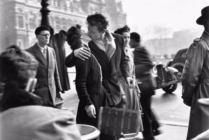 Một nụ hôn bên ngoài tòa Thị chính Paris, 1950. Ảnh: Robert Doisneau.