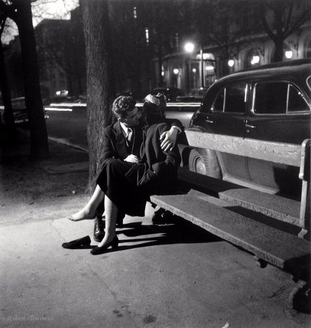 Trên ghế đá buổi tối, Paris năm 1950. Ảnh: Robert Doisneau.