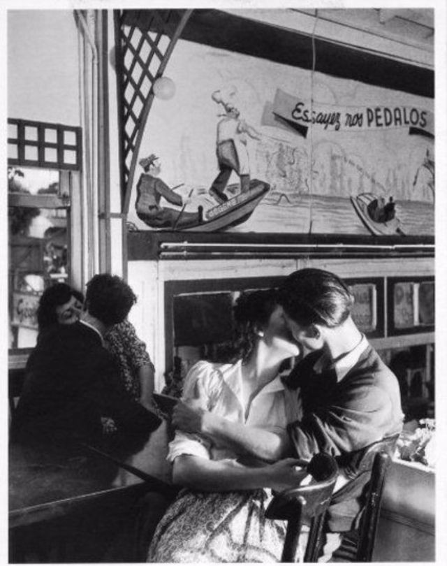 Hai cặp đôi trao nhau nụ hôn cháy bỏng trong một quán cà phê ở Paris năm 1945. Ảnh: Robert Doisneau.