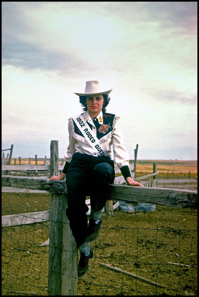 Cô gái dành danh hiệu Hoàng hậu rodeo ở bang Nebraska, năm 1952. Rodeo là trò thể thao bắt bò kiểu cao bồi Mỹ. Ảnh: Bousquairol's Gallery.