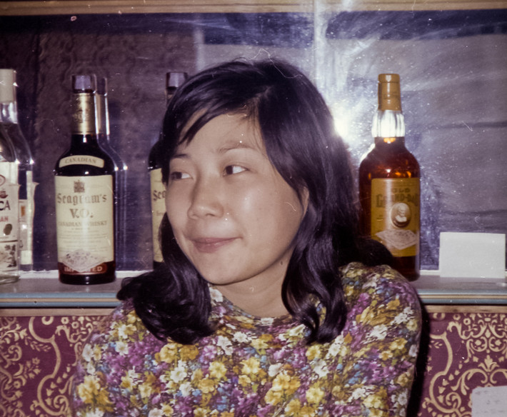Thiếu nữ Sài Gòn trong quán bar. Ảnh: Brian Delk Flickr.