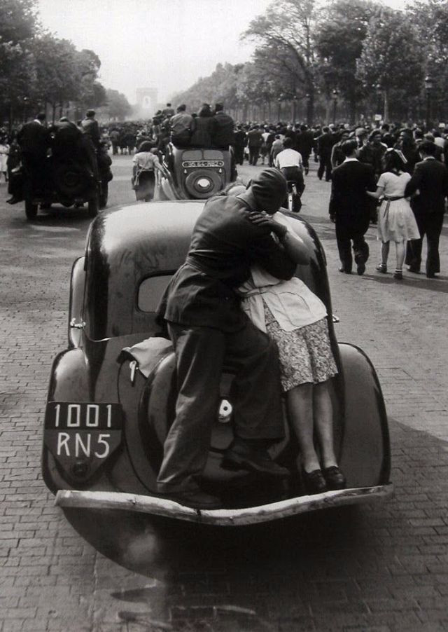  Nụ hôn trên đường phố Paris sau khi thành phố được giải phóng khỏi Phát xít Đức, tháng 8/1944. Ảnh: Robert Doisneau.