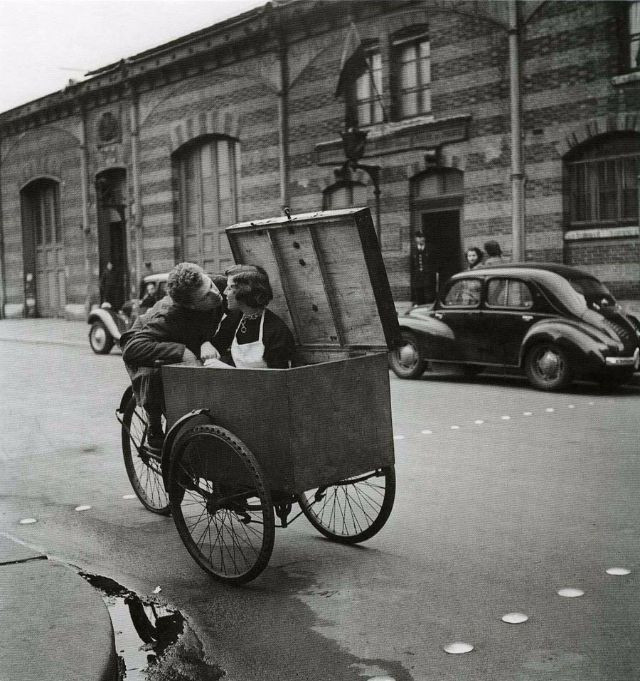 Khoảnh khắc tình tứ của hai người trẻ tuổi trên chiếc xe đạp thồ, Paris năm 1950. Ảnh: Robert Doisneau.