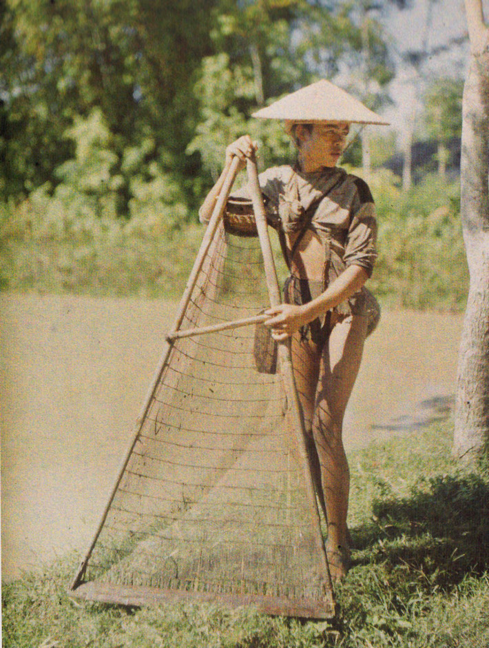Thanh niên đánh giậm. Ảnh: Léon Busy.