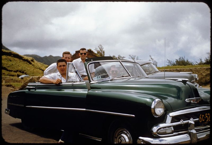 Nhóm nam giới trên chiếc xe Chevrolet màu xanh ở Hawaii, nước Mỹ thập niên 1950. Chiếc xe chỉ những nhà giàu ở Mỹ mới có. Ảnh: Bousquairol's Gallery.