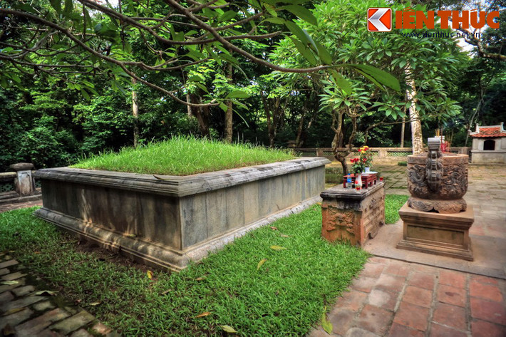 Trung tâm khu lăng mộ mà mộ phần vua Lê Thái Tổ. Công trình có hình vuông, mỗi cạnh là 4,43m x 4,46m, cao 1m, xây bằng gạch vồn xếp khít mạch và không trát. Mặt trên mộ để cỏ mọc chứ không lợp thành mái. Trong đợt trùng tu năm 1995, mộ được ốp thêm đá bên ngoài.