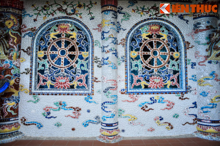 Nét đặc sắc của chùa Linh Phước là các công trình trong khuôn viên của chùa đều được khảm các mảnh sành, sứ, mảnh chai bên ngoài.