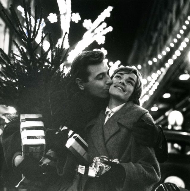 Đôi trai gái trẻ tranh thủ hôn nhau khi đi mua sắm Giáng sinh, Paris năm 1950. Ảnh: Robert Doisneau.