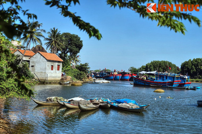 Dưới chân núi Phú Thọ là Cổ Lũy cô thôn, một thôn xóm vùng cửa biển nổi tiếng với vẻ đẹp thơ mộng. Đứng từ đỉnh núi Phú Thọ nhìn xuống, Cổ Lũy cô thôn ẩn hiện sau cây cối, như một mảng màu rực rỡ tô điểm bức tranh phong cảnh tuyệt đẹp của xứ Quảng.
