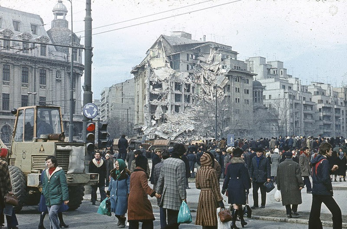 Vào 9h22 phút tối ngày 4/3/1977, thành phố Bucharest đã hứng chịu một thảm họa động đất kinh hoàng với mức chấn động đo được lên đến 7,3 độ Richter. Ảnh: In Your Pocket.