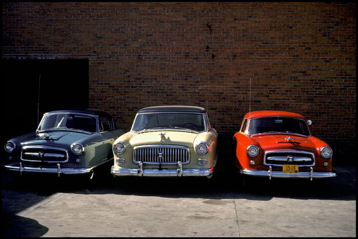 Ba chiếc xe thời thượng Nash Ambassador ở thành phố Curtis, bang Nebraska,tháng 8/1953. Ảnh: Bousquairol's Gallery.