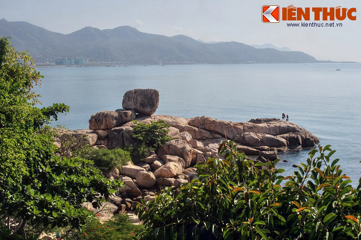 3. Hòn Chồng là một thắng cảnh tự nhiên rất độc đáo nằm ở khóm Hòn Chồng, phường Vĩnh Phước, thành phố Nha Trang. Đây là một bãi đá có diện tích khá rộng, bao gồm nhiều tảng đá lớn nằm chồng lên nhau bên bờ biển dưới chân đồi La San.