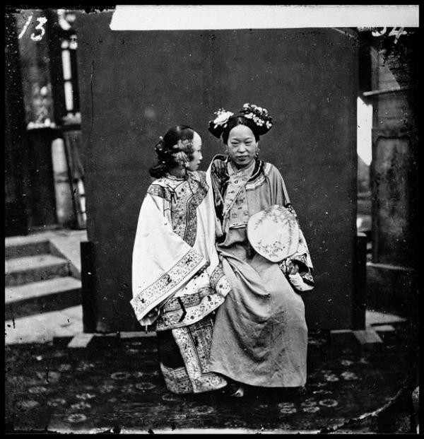 Cô dâu người Mãn Châu (cầm quạt) chụp ảnh lưu niệm trước đám cưới, năm 1871. Ảnh tư liệu.