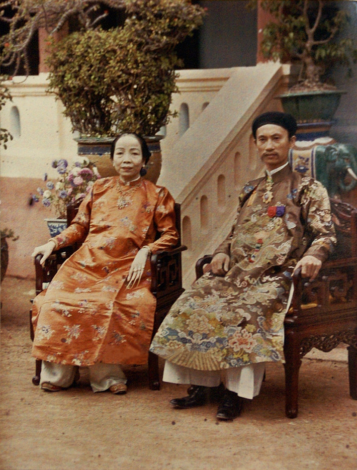 Tổng đốc tỉnh Hà Đông Hoàng Trọng Phu và phu nhân, 1915. Ảnh: Léon Busy.