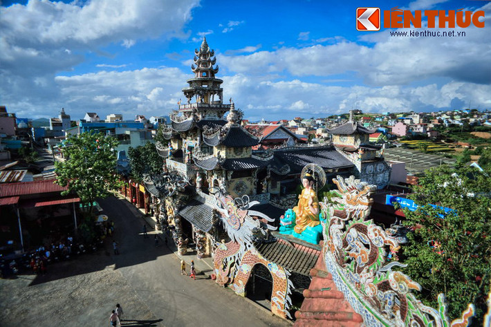 Nằm ở số 120 Tự Phước, thuộc địa bàn Trại Mát, chùa Linh Phước hay còn gọi là chùa ve chai là một công trình kiến trúc độc đáo nổi tiếng của thành phố Đà Lạt.
