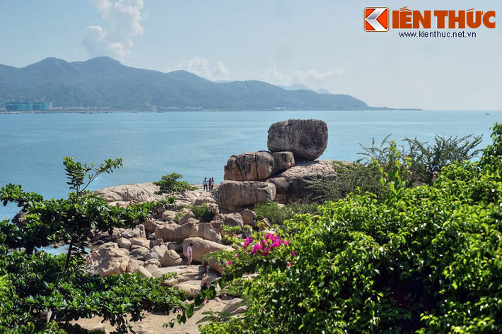 Hòn Chồng là một thắng cảnh tự nhiên rất độc đáo nằm ở khóm Hòn Chồng, phường Vĩnh Phước, thành phố Nha Trang.