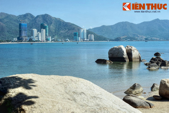 Nhìn về phía Bắc có thể bao quát một dải đường bờ biển tuyệt đẹp của Nha Trang với những công trình cao tầng hiện đại in lên nên núi xanh trùng điệp.