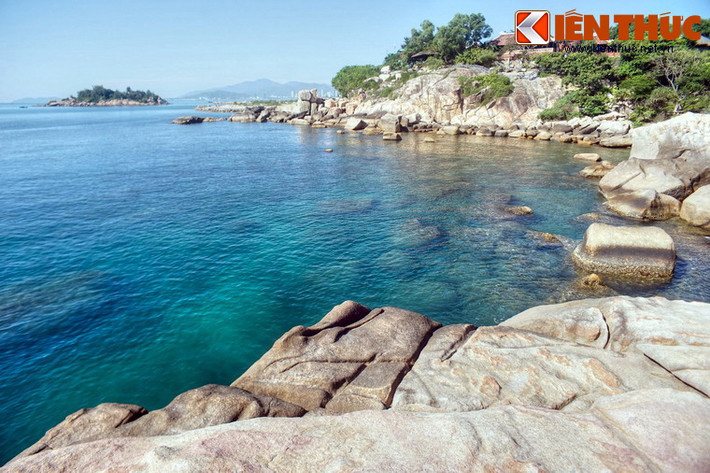 Nhìn về phía Nam là đảo Hòn Đỏ và khu vực trung tâm thành phố thấp thoáng phía xa.