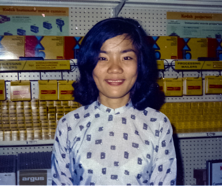 Nữ nhân viên tại một cửa hàng phân phối nhu yếu phẩm cho lính Mỹ ở Sài Gòn. Ảnh: Brian Delk Flickr.