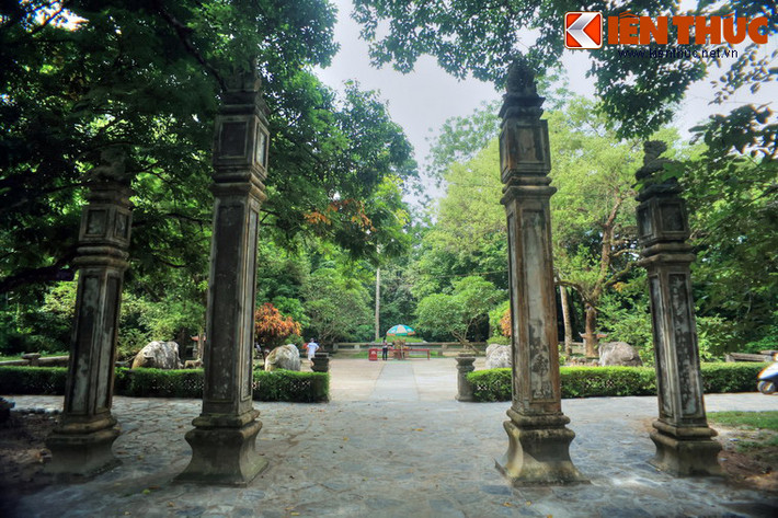 Lăng được xây dựng phía sau cung điện Lam Kinh, trên một vùng đất rộng và cao ráo giống như hình mai rùa, phía trước có núi Chúa, phía sau có núi Dầu, hai bên đều có núi, đối diện có sông. Khuôn viên khu lăng hình vuông, khu vực cổng vảo có 4 trụ biểu.