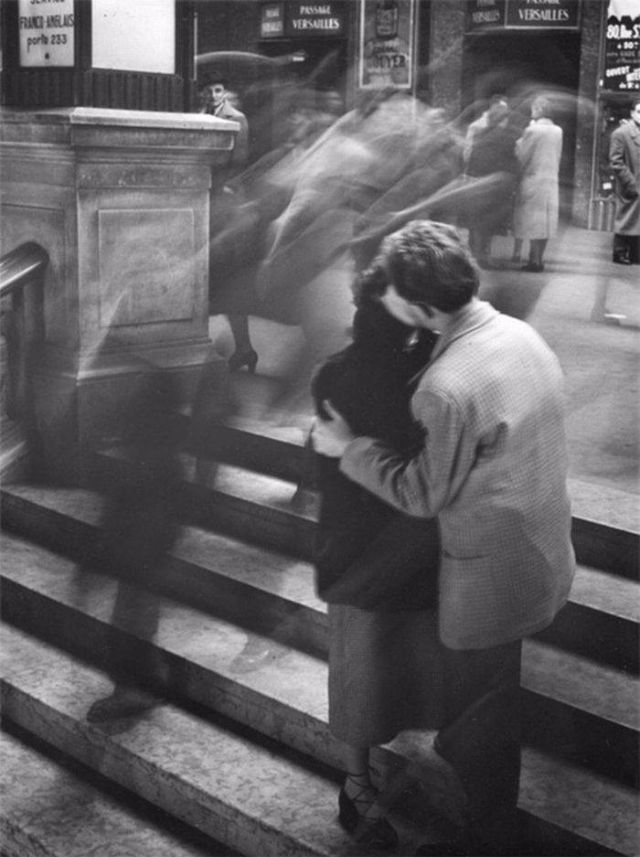 Thời gian như ngưng đọng khi cặp đôi này hôn nhau giữa dòng người qua lại, Paris năm 1950. Ảnh: Robert Doisneau.