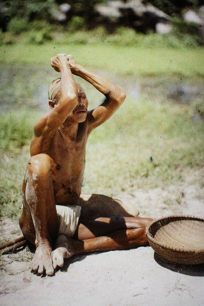 Người hành khất mù xin ăn ven đường. Ảnh: Léon Busy.