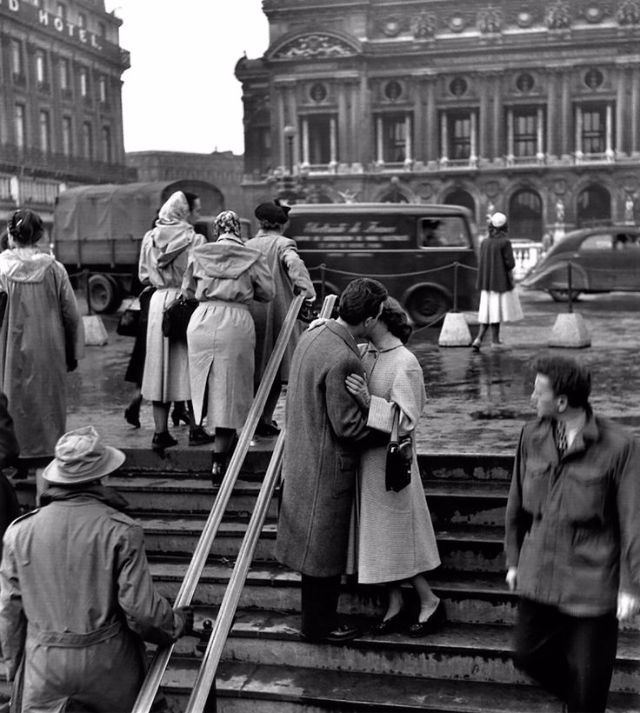 Nụ hôn bên ngoài nhà hát opera, Paris năm 1950. Ảnh: Robert Doisneau.