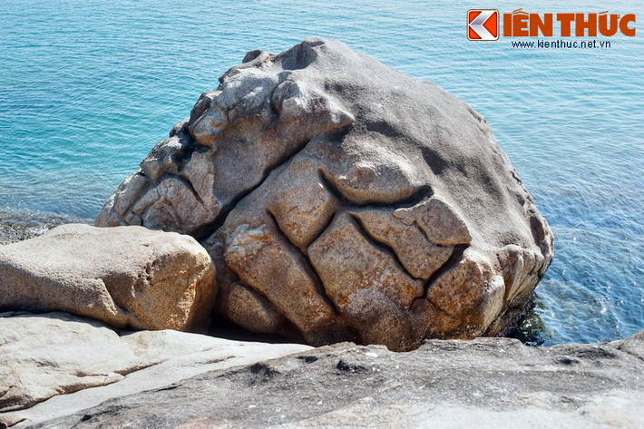 Theo các nhà nghiên cứu, sự kỳ thú của địa mạo ở nơi đây được tạo nên do sự xâm thực của thủy triều lên ngọn đồi La San.