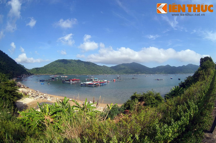 Nằm ở phía Nam tỉnh Phú Yên, vịnh Vũng Rô là một vịnh đẹp nổi tiếng khu vực Nam Trung bộ. Đây cũng là một địa danh lịch sử quan trọng trong cuộc Kháng chiến chống Mỹ, cứu nước.