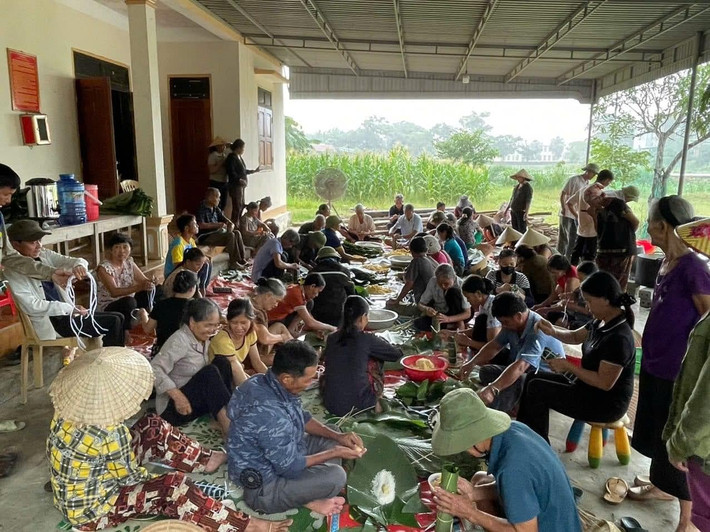 Không chỉ ủng hộ nguyên liệu, nhiều người dân còn sắp xếp công việc đến để chung tay gói bánh. Không khí gói bánh rất khẩn trương để kịp gửi ra cho bà con vùng lũ.