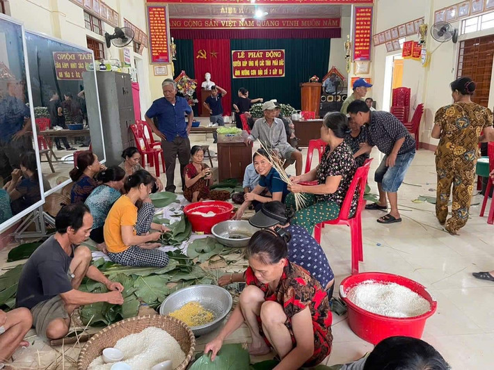 Nhằm chia sẻ, động viên với những khó khăn của đồng bào nơi tâm lũ, hàng nghìn chiếc bánh chưng đang được người dân xứ Nghệ tất bật chuẩn bị để gửi ra vùng lũ các tỉnh miền Bắc.