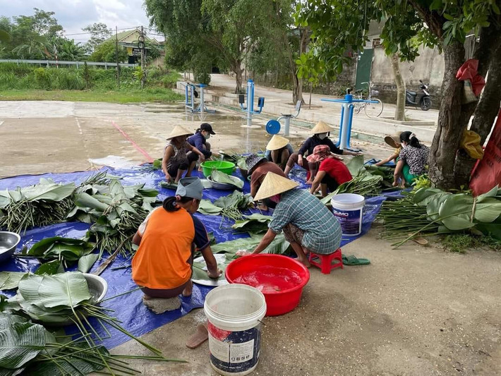 Chị Trần Thị Lan, trú ở xã Võ Liệt, chia sẻ: "Năm nay người dân phía Bắc chịu ảnh hưởng nặng nề sau cơn bão Yagi, nước lũ tràn khắp nơi, chúng tôi mong muốn chia sẻ phần nào khó khăn cho người dân phía Bắc vượt qua đợt lũ khủng khiếp này...".