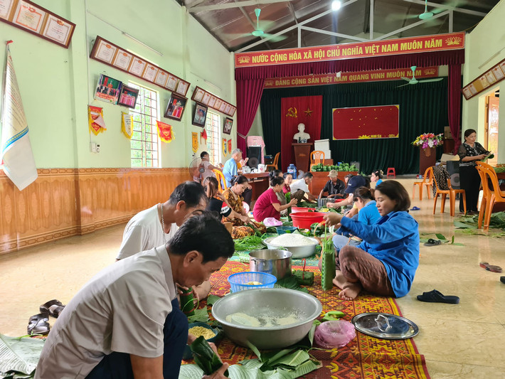 Hàng chục người dân tập trung ở nhà văn hoá thôn Hà Lương, xã Võ Liệt để gói bánh chưng gửi cho đồng bào vùng lũ lụt.